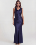 Vestido largo satinado con escote drapeado