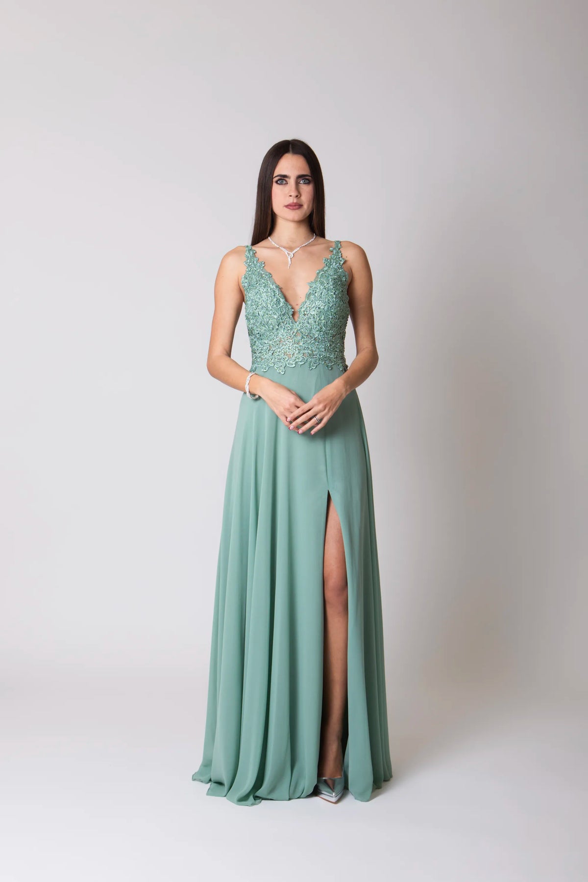 Vestido Largo de Gasa con Encaje y Abertura